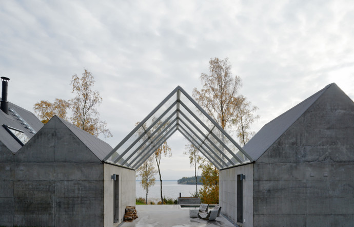 La maison de vacances de Lagnö, en béton, entre la forêt et la mer.
