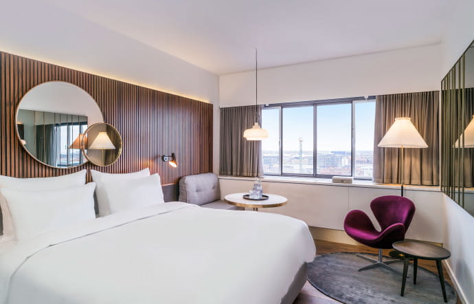 Après dix-huit mois de rénovation, le Radisson Blu Royal s’inscrit dans son époque tout en restant fidèle à son créateur Arne Jacobsen.