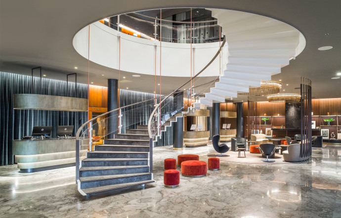 L’incroyable escalier en spirale du lobby du Radisson Blu Royal, si léger qu’il semble ne pas toucher terre.