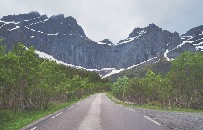Les Lofoten offrent des paysages de montagne majestueux. Un paradis pour les randonneurs.