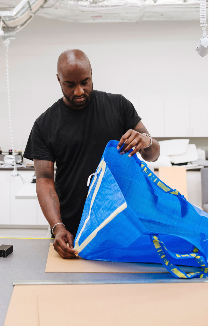 Virgil Abloh, le directeur artistique de Kanye West et fondateur du label de mode off-white. Il a revisité l’iconique sac Frakta d’Ikea et planche sur une collection capsule dédiée aux petits espaces.