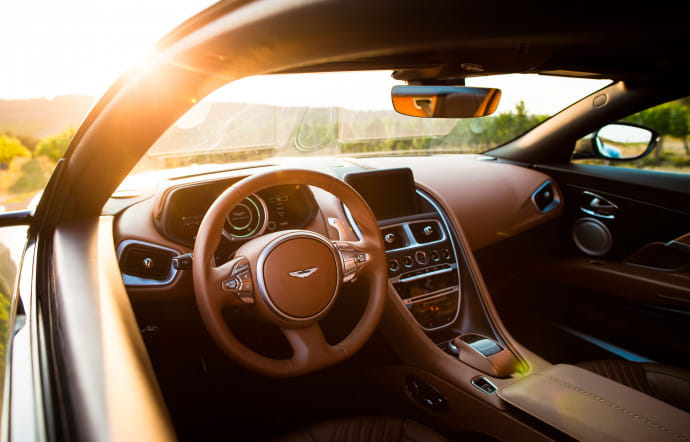 Pour l’habitable, Aston Martin propose une sellerie quasi sur mesure et 19 coloris pour habiller le tableau de bord.