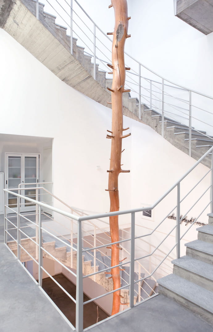 Plus blanc et plus clinique qu’une salle d’hôpital, l’atelier de dessin est logé dans un bâtiment, à Turin.