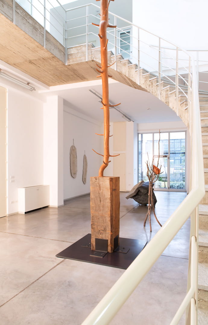Dans la cour, l’atelier de dessin de l’artiste dispose également d’un vaste atelier de sculpture.