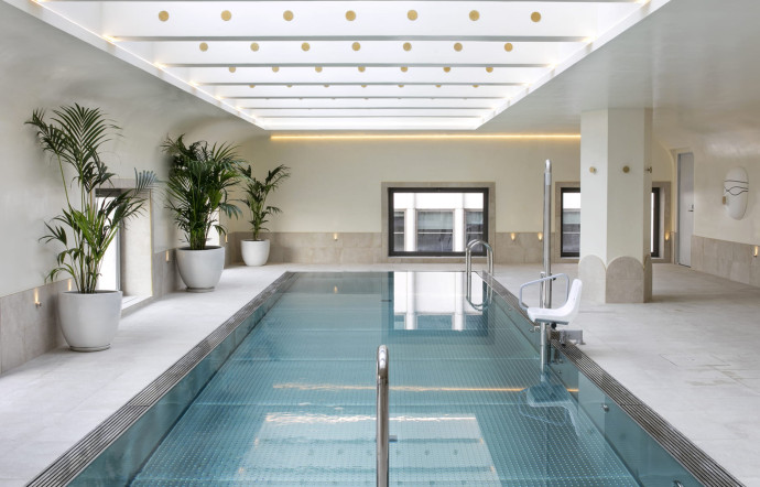 La piscine du spa, au neuvième étage, pour des expériences relax dans une atmosphère envoûtante.