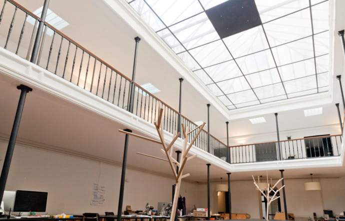 Chez Sid Lee, des grands espaces ouverts encouragent la communication entre employés. Début 2018 l’agence déménagera rue de Paradis.