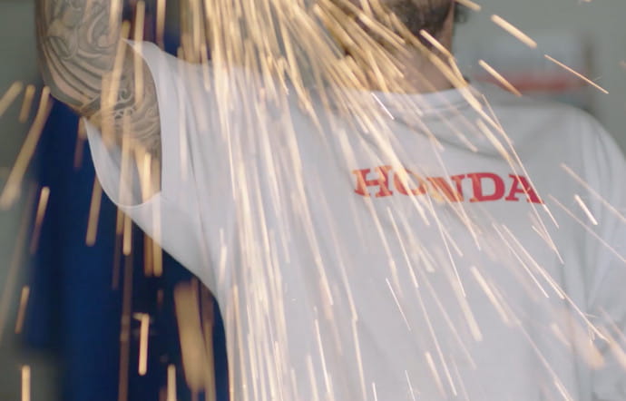 Extrait de la campagne « Honda transforme le garage de ses fans en concession ».