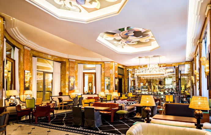 Le bar Les Heures au Prince de Galles, Paris.
