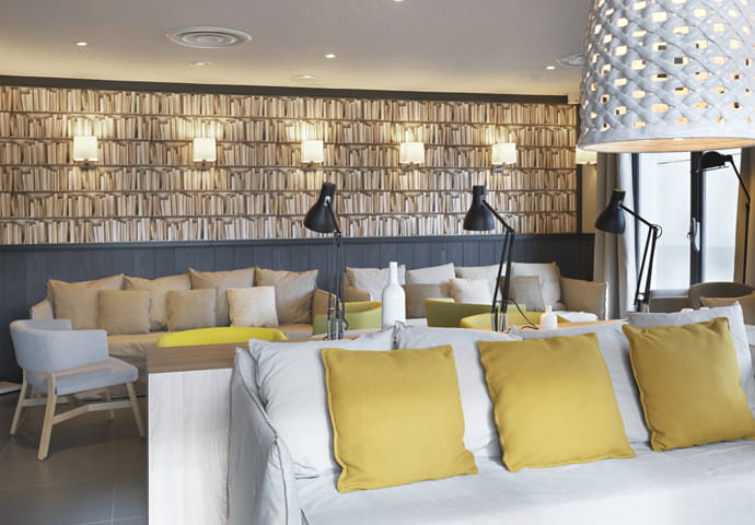 Hôtellerie : Le Comptoir Restaurant by Uxus Design au Campanile de Villepinte. La marque fait partie du Louvre Hotel Goupe, racheté par le shangaïen Jin Jiang.
