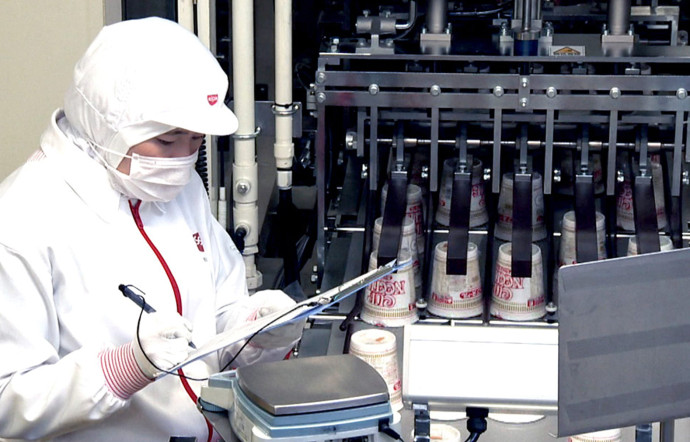 Les lignes de production des usines Nissin sont entièrement automatisées.