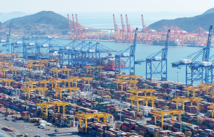 La proximité directe du port de Busan avec la ville ou les montagnes a toujours rendu les projets d’expansion et de développement problématiques.