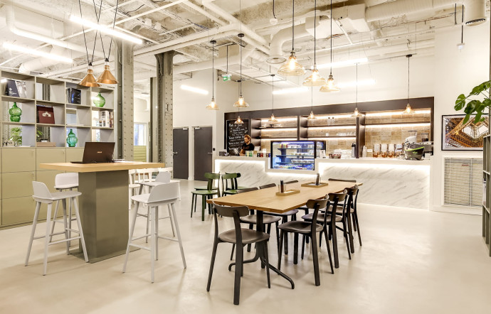Le café, lieu de détente et de synergie indispensable aux nouveaux espaces de coworking.