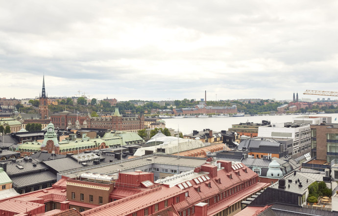 Stockholm se situe sur la côte est de la Suède, à l’endroit où le lac Mälar rejoint la mer Baltique. La ville, qui s’étend sur 14 îles, est composée d’un tiers d’eau et d’un tiers d’espaces verts.