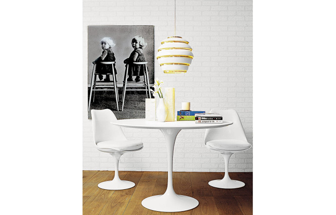 Table et chaises Tulipe, d’Eero Saarinen, modèles culte édités par Knoll.