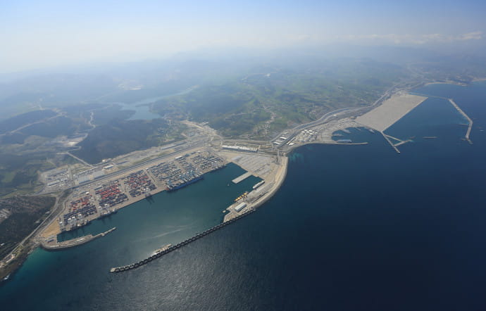 Le port de Tanger Med 1 et le chantier de Tanger Med 2.