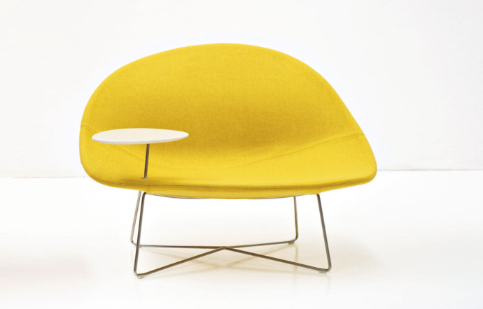 Design nordique : le fauteuil Isola, édité par Tacchini.