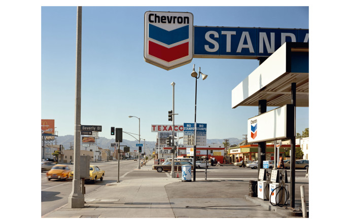 Expositions photo : Stephen Shore au Moma. Ici : Beverly Boulevard And La Brea Avenue, Los Angeles, California, Stephen Shore, 1975.