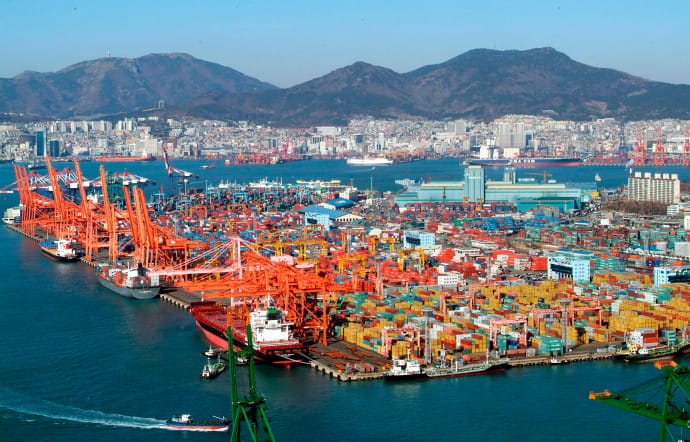 Busan offre un site naturel qui se prête aisément à l’accueil des navires grâce à sa baie profonde et bien protégée de la houle.