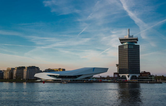 L’hôtel Sir Adam, à Amsterdam, se situe dans la tour A’dam, un ancien immeuble de bureaux des années 70 qui abritait les locaux du groupe Shell.