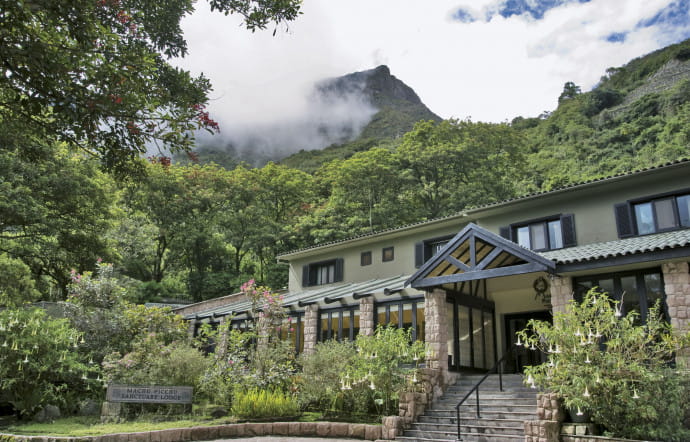 Le Sanctuary Lodge est le seul hôtel présent au sommet de la montagne. Il est également géré par le groupe Belmond