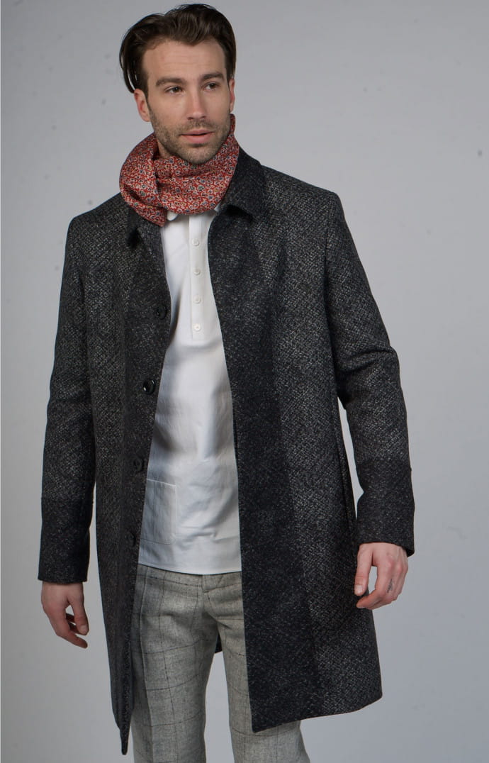 Silhouette de la collection automne‑hiver 2017‑2018. John Malkovich ne crée pas seulement les vêtements de ses collections, il dessine aussi les motifs qui ornent les tissus qu’il utilise.