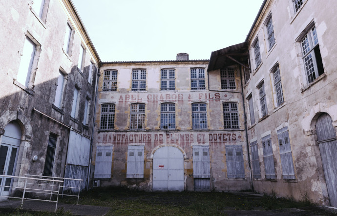 La manufacture Pyrenex a longtemps été située au coeur de la ville de Saint-Sever, entre l’abbatiale bénédictine et l’hôtel de ville. Les ateliers ont été transférés au bord de l’Adour.