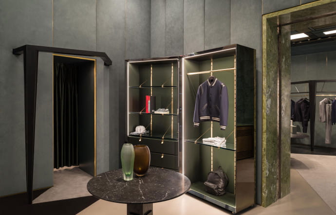 Dans le centre de Turin, la boutique multimarques de luxe Lagrange12, hébergée dans un palais du XVIIe siècle, arbore le style indatable et ultrapersonnel du duo de décorateurs.