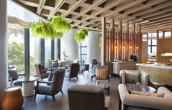 La « sunroom », où les guests peuvent venir grignoter gratuitement et à toute heure, est inspirée par les travaux de l’architecte moderniste Rudolph Schindler.