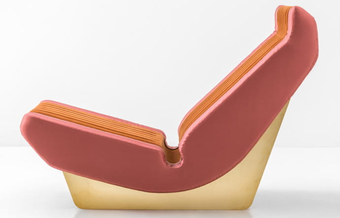 Parmi les nouveautés, un fauteuil d’esprit rétro-futuriste en velours et soie inspiré d’un siège de voiture incliné, collection « Progetto Non Finito ».