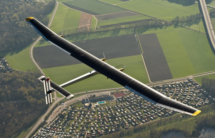 Solar Impulse est un avion solaire capable de voler jour et nuit sans carburant et démontrant l’efficience des nouvelles technologies propres pour sauvegarder les ressources naturelles de la planète.