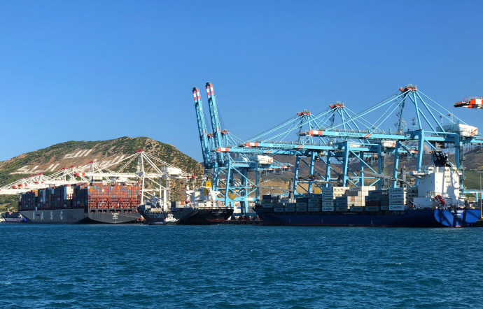 Grâce à son tirant d’eau de 18 mètres, le port de Tanger Med est capable d’accueillir tous les navires du monde. Les plus grands mesurent jusqu’à 400 mètres de long.