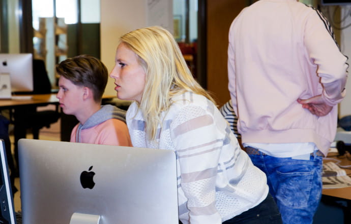 Soucieux d’aborder efficacement le virage numérique, le groupe a recruté, en 2015, une vingtaine de jeunes journalistes bimédia qui écrivent pour le print et le web, mais qui sont aussi capables de réaliser des reportages vidéo avec leur smartphone.