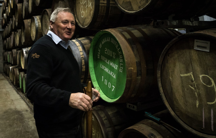 Fort de ses quarante ans d’expérience, James MacTaggart officie en tant que maître distillateur à Arran.