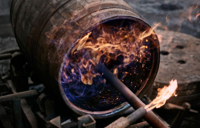 Le Ballantine’s Hard Fired affiche des notes de vanille, d’épices et de fumée. Cette nouveauté vise à dépoussiérer l’image que les jeunes se font du whisky écossais.
