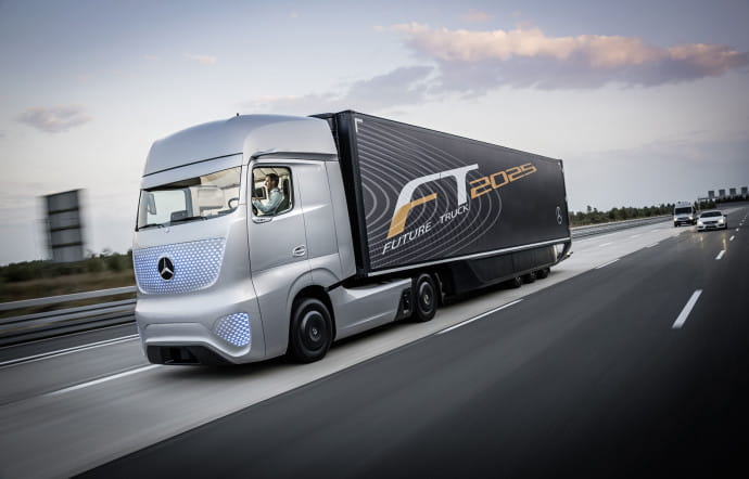 Pour Mercedes, le semi-remorque du futur est déjà une réalité. En témoigne ce FT 2025, pour Future Truck 2025, présenté dès 2014 et capable de se diriger tout seul sur autoroute, grâce à une batterie de caméras 3D et de radars. La couleur des LED à l’avant du tracteur indique le mode de conduite : en vert, le conducteur est aux commandes ; en bleu, c’est la machine qui prend les décisions.