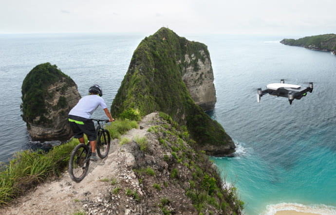 DJI vise le grand public avec un drone accessible.