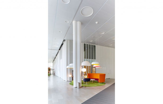 Ericsson a transféré son siège social à Kista en 2003. L’équipementier y emploie environ 11 000 personnes.