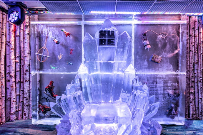 Même si les doudounes vous sont prêtées à l’entrée, n’oubliez pas de bien vous couvrir pour braver le froid de l’Ice Bar.