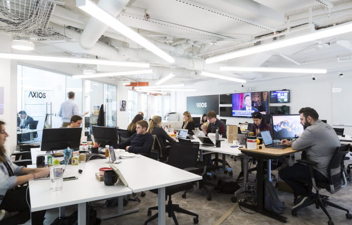 La newsroom, en alerte 24 h/24, dispose de 5 téléviseurs accrochés aux murs.