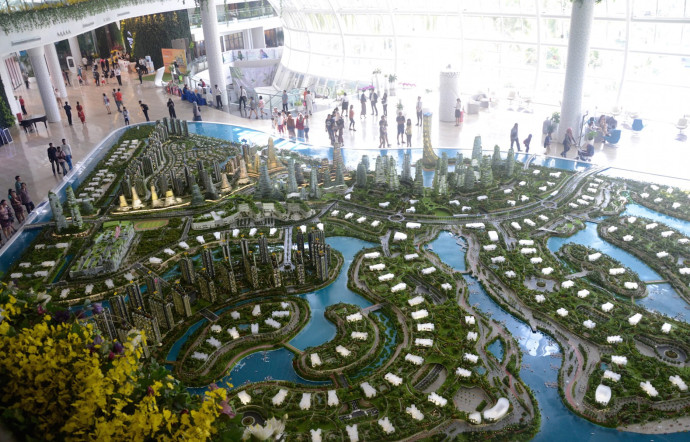La maquette de Forest City, trônant au milieu du hall d’exposition, montre les quatre îles de cet ensemble situé dans le détroit de Johor.