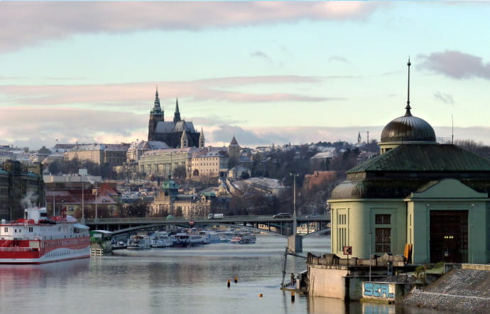 La vue depuis le pont d’Holesovice.