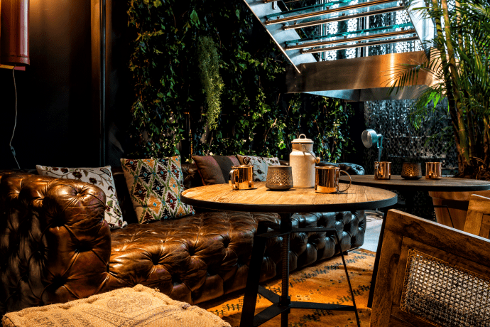 Les espaces du restaurant sont feutrés et intimistes, idéals pour se protéger du danger extérieur !