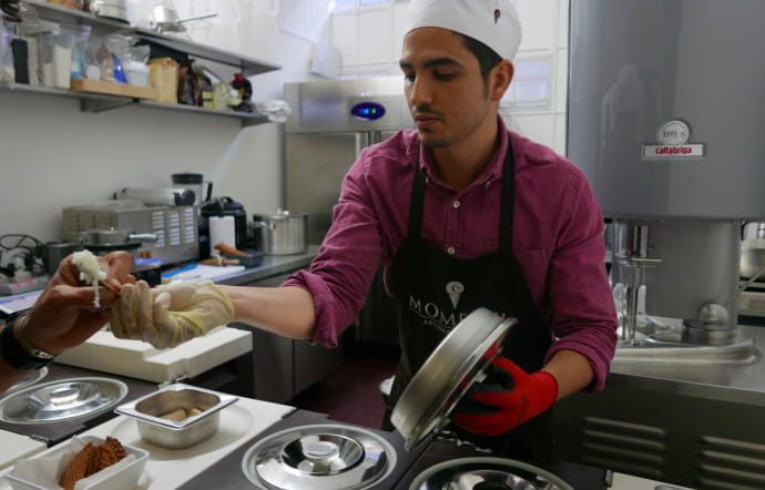 Adrian s’est lancé dans le business des glaces et des sorbets artisanaux. Momenti Gelato livre les traiteurs, restaurants et particuliers.