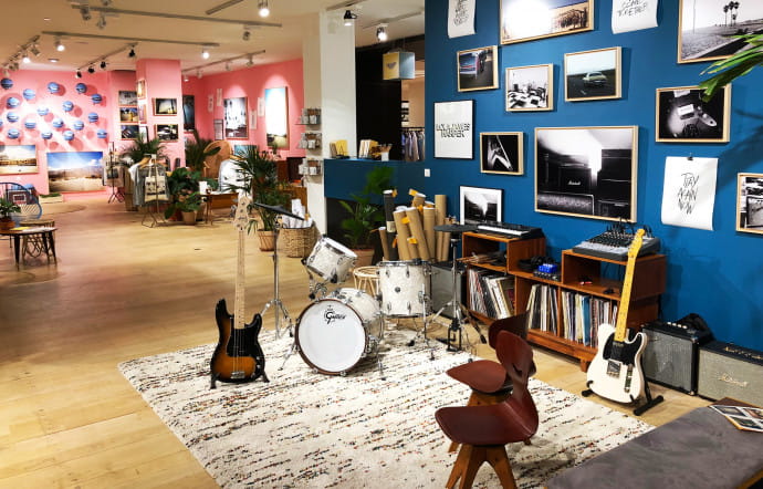 Le Bon Marché a autorisé Rami Mekdachi à installer un studio d’enregistrement dans son « lobby »… à condition de jouer au casque !