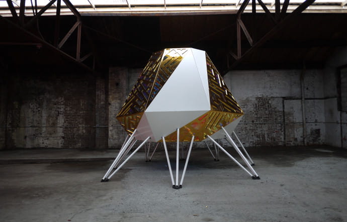 « The Mothership », une capsule mobile conçue en 2014 par le designer Akoaki pour accueillir un dj.