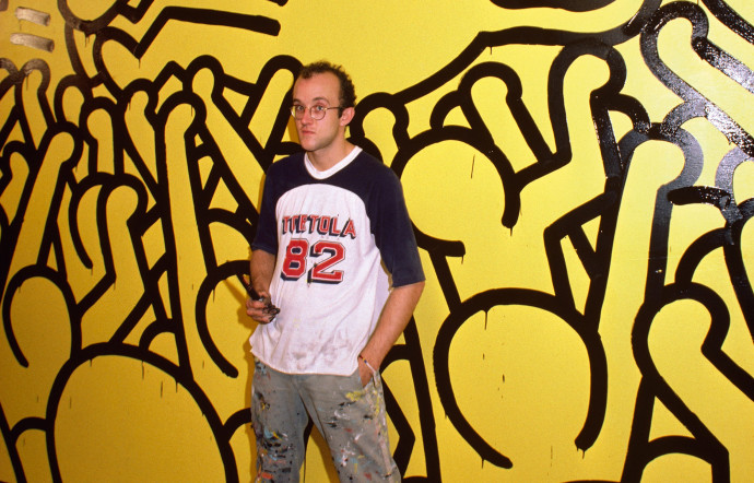 Keith Haring, devant l’une des ses contributions pour un club new-yorkais.