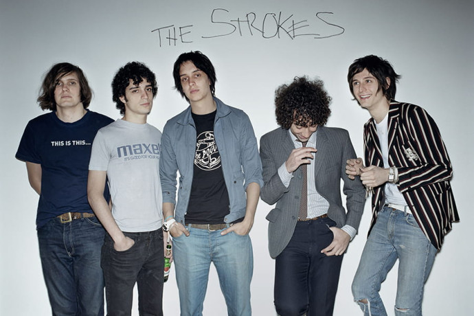 De gauche à droite : Nikolai Fraiture, Fabrizio Moretti, Julian Casablancas, Albert Hammond Jr et Nick Valensi, sur la photo promo de leur premier album « Is This It ».