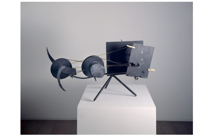 Jean Tinguely, Méta-Matic n°6, 1959. Trépied en fer, éléments en tôle, roues en bois, courroie en caoutchouc, baguettes métalliques, ensemble peint en noir, moteur électrique.