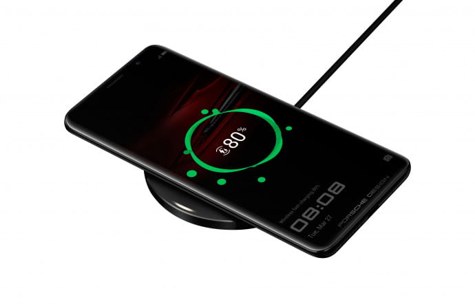 Le Huawei P20 sur sa station de recharge sans-fil.