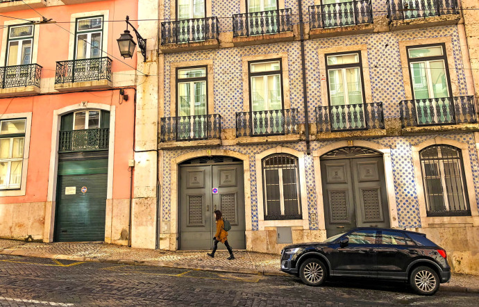 La Rua Vitor Cordon, près du musée d’art contemporain et du musée du Chiado, au sud du quartier, près de la Praça do Comércio.